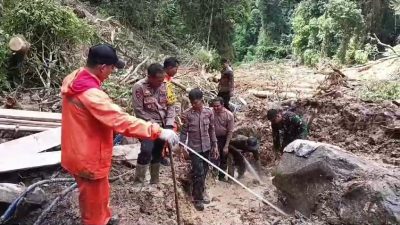 Evakuasi Korban Longsor di Tumbang Mahuroi Berlanjut, Polres Gunung Mas dan Polsek Kahayan Hulu Utara Berjibaku di Tengah Tantangan
